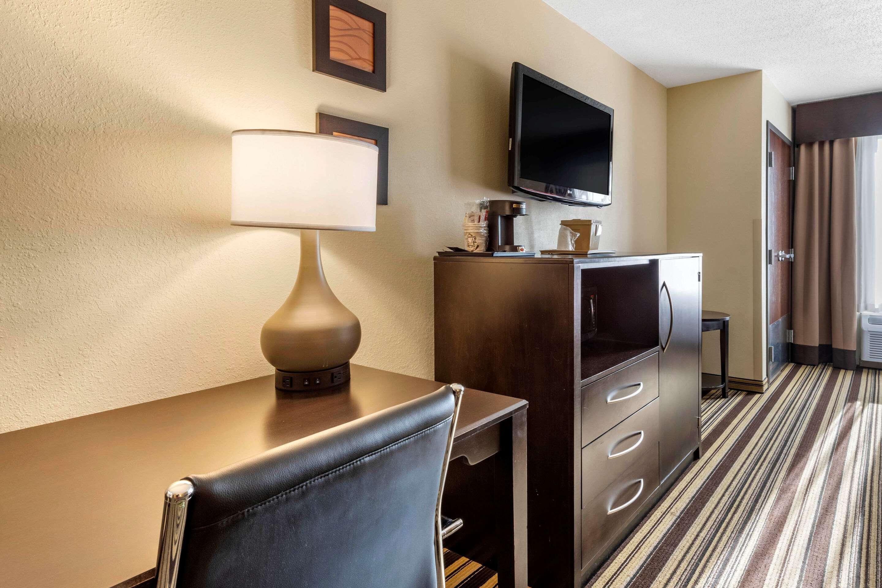 Comfort Inn & Suites Triadelphia Exteriér fotografie